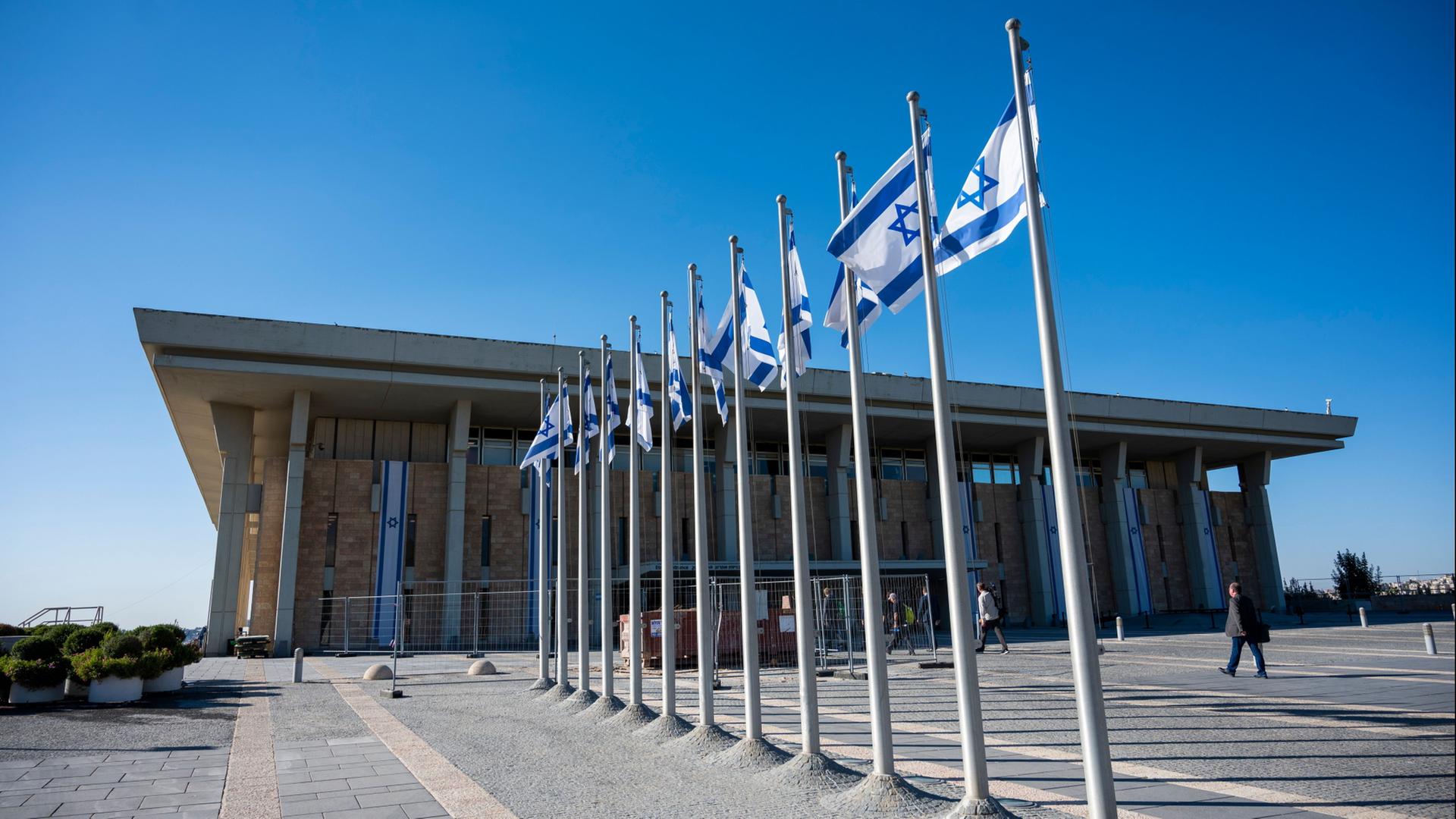 Israelische Fahnen wehen vor der Knesset in Jerusalem. (Archivbild: 11.09.2022) | Christophe Gateau/dpa