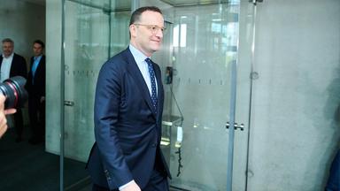 Jens Spahn betritt das Paul-Löbe-Haus in Berlin.