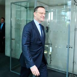 Jens Spahn betritt das Paul-Löbe-Haus in Berlin.