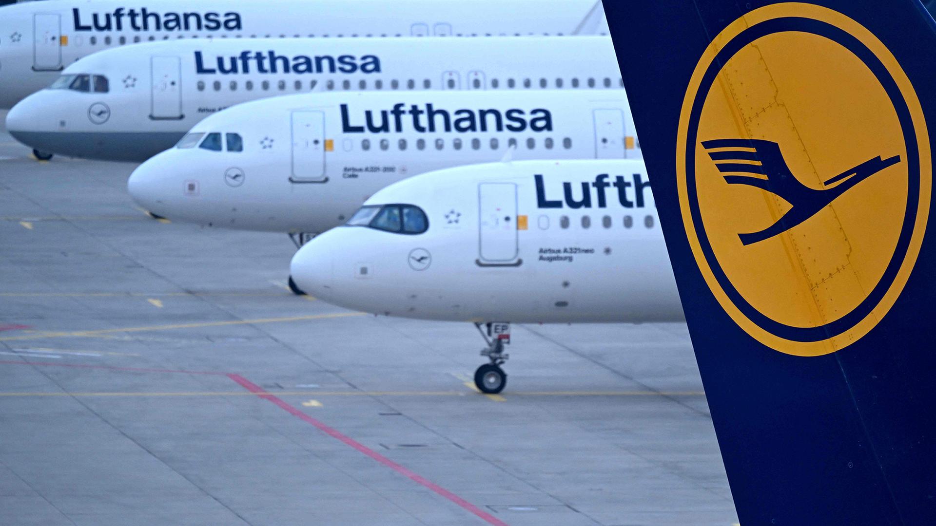 Mehrere Flugzeuge der Lufhansa am Flughafen Frankfurt am Main. | AFP