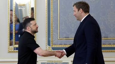  Lars Klingbeil und Wolodymyr Selenskyj geben sich die Hand