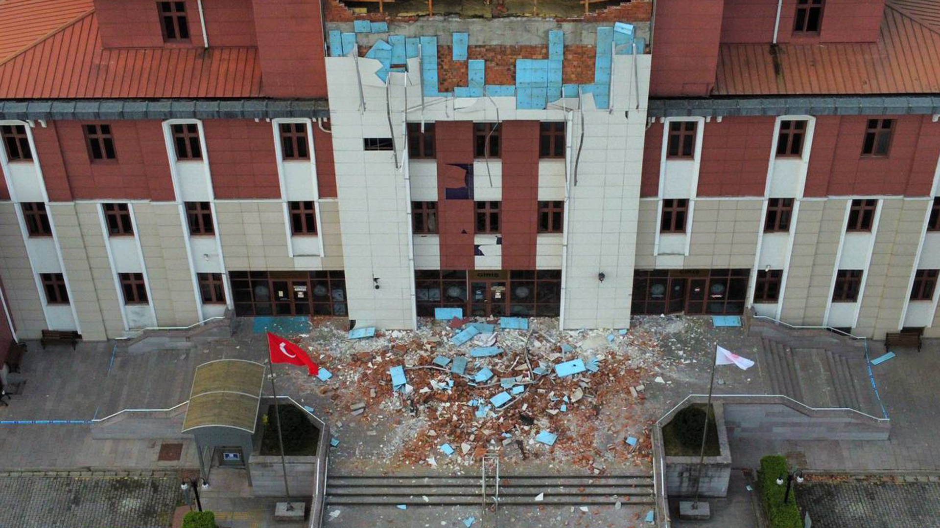 Blick auf zerstörte Gebäude in Düzce (Türkei).