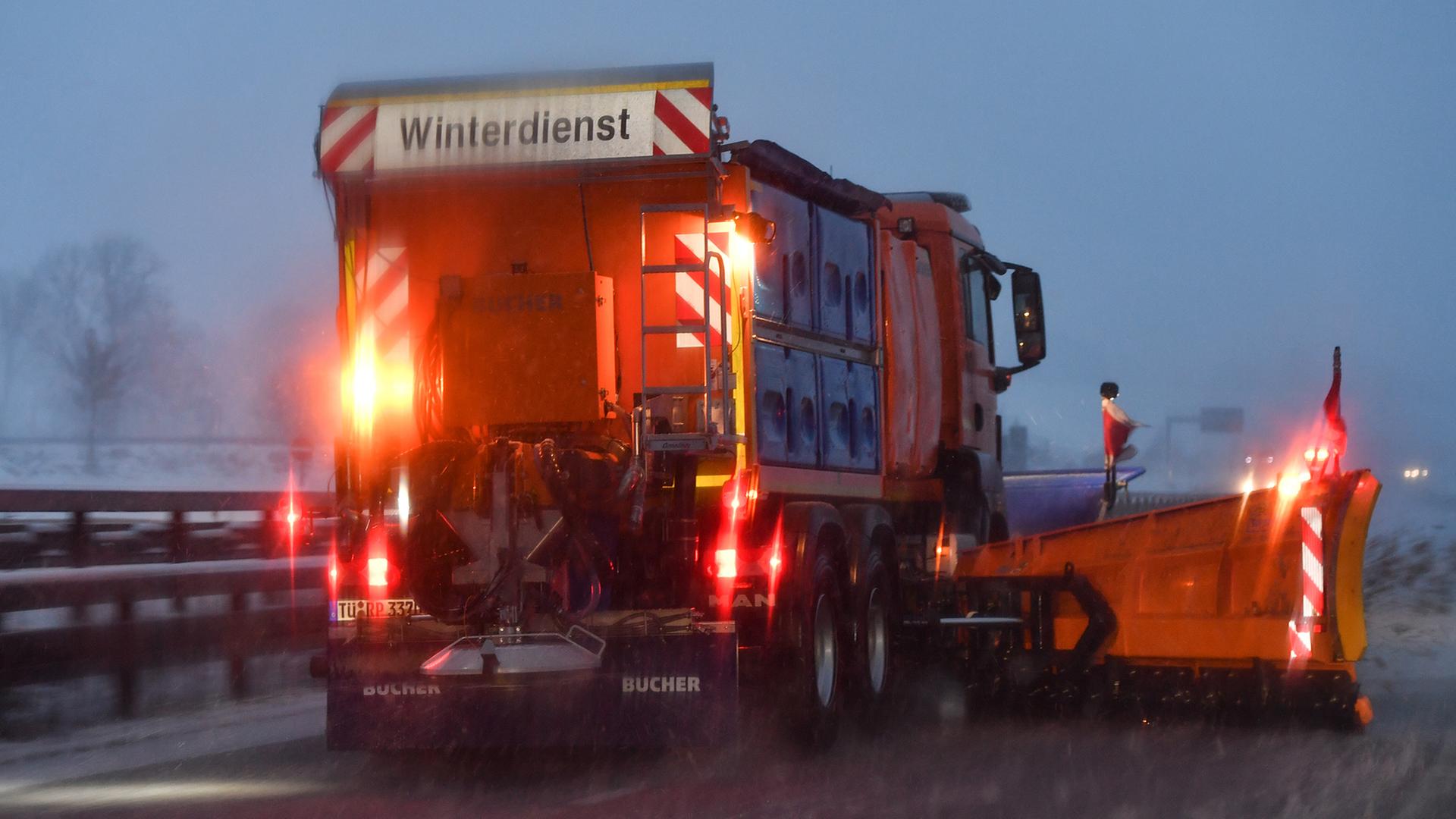 Ein Schneepflug rÃ¤umt eine Autobahn. | picture alliance / Felix KÃ¤stle