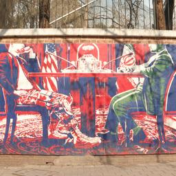 Ein Graffiti ist auf einer Mauer nahe der ehemaligen US-amerikanischen Botschaft in Teheran zu sehen.