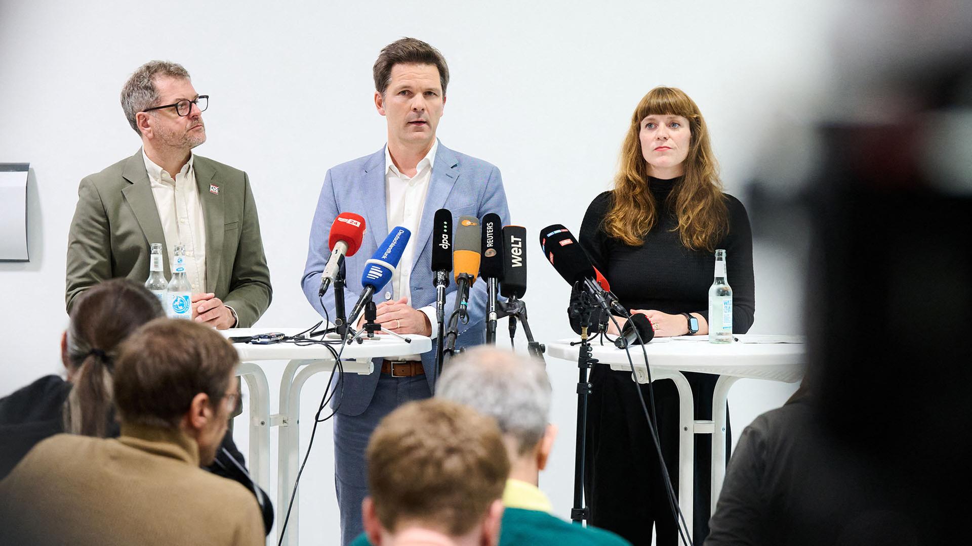 Werner Graf (l-r, Bündnis90/Die Grünen), Spitzenkandidat seiner Partei, Steffen Krach (SPD) Spitzenkandidat seiner Partei, und Kerstin Wolter (Die Linke), Landesvorsitzende stehen nach Vorgesprächen zur Regierungsbildung im Haus der Statistik. (Quelle: dpa/Riedl) | dpa/Riedl