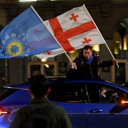 Anhänger der Regierungspartei "Georgischer Traum" feiern die von der Zentralen Wahlkommission veröffentlichten Zahlen
