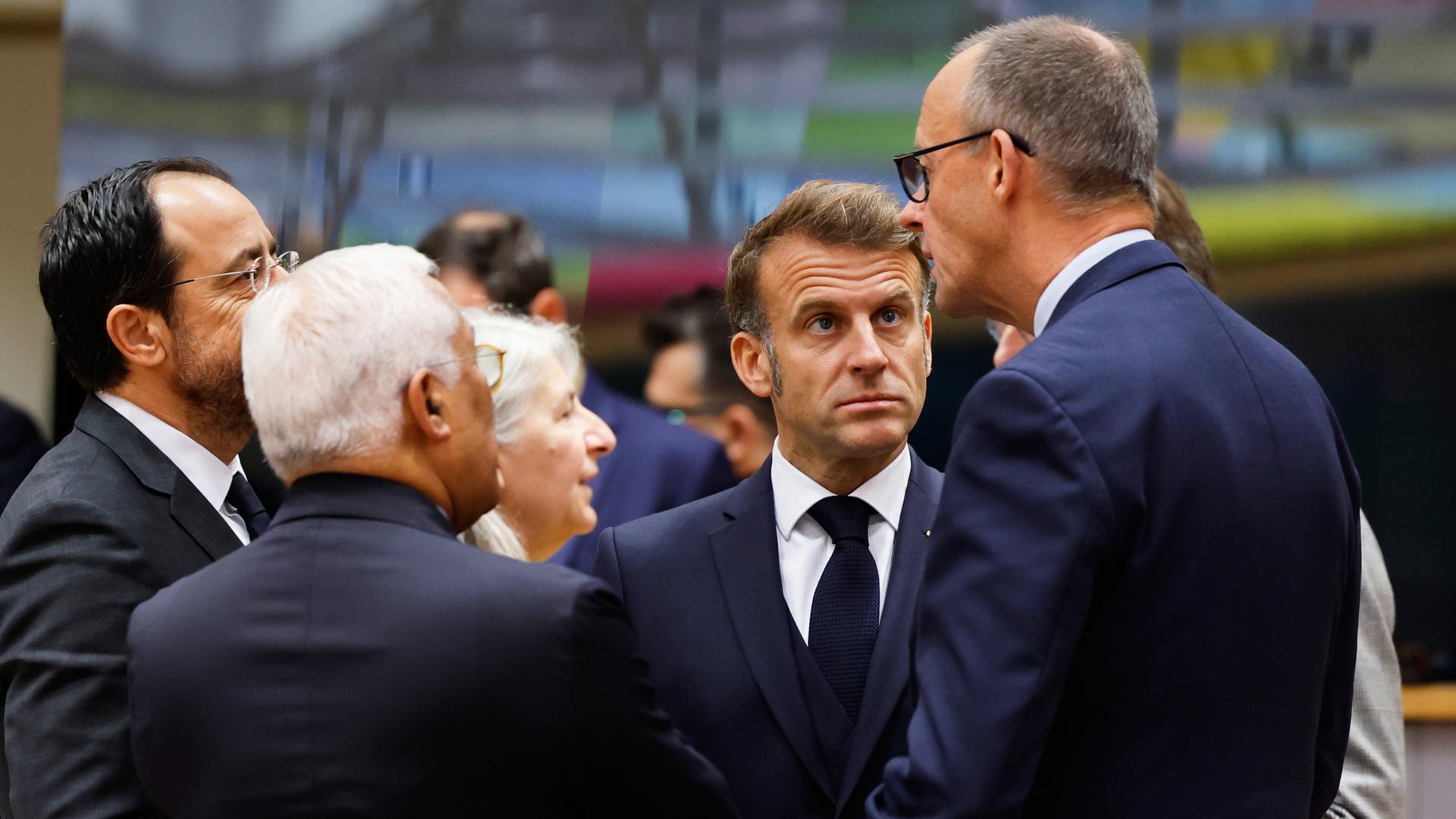 Friedrich Merz spricht mit Nikos Christodoulides, Antonio Costa und Emmanuel Macron während einer Arbeitssitzung beim EU-Gipfel. (Archivbild: 23.10.2025) | dpa