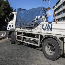 Ein Lastwagen der UN transportiert Lebensmittel für palästinensische Bürger, die in einer der Schulen des Hilfswerks der Vereinten Nationen für Palästina-Flüchtlinge im Nahen Osten (UNRWA) untergebracht sind.