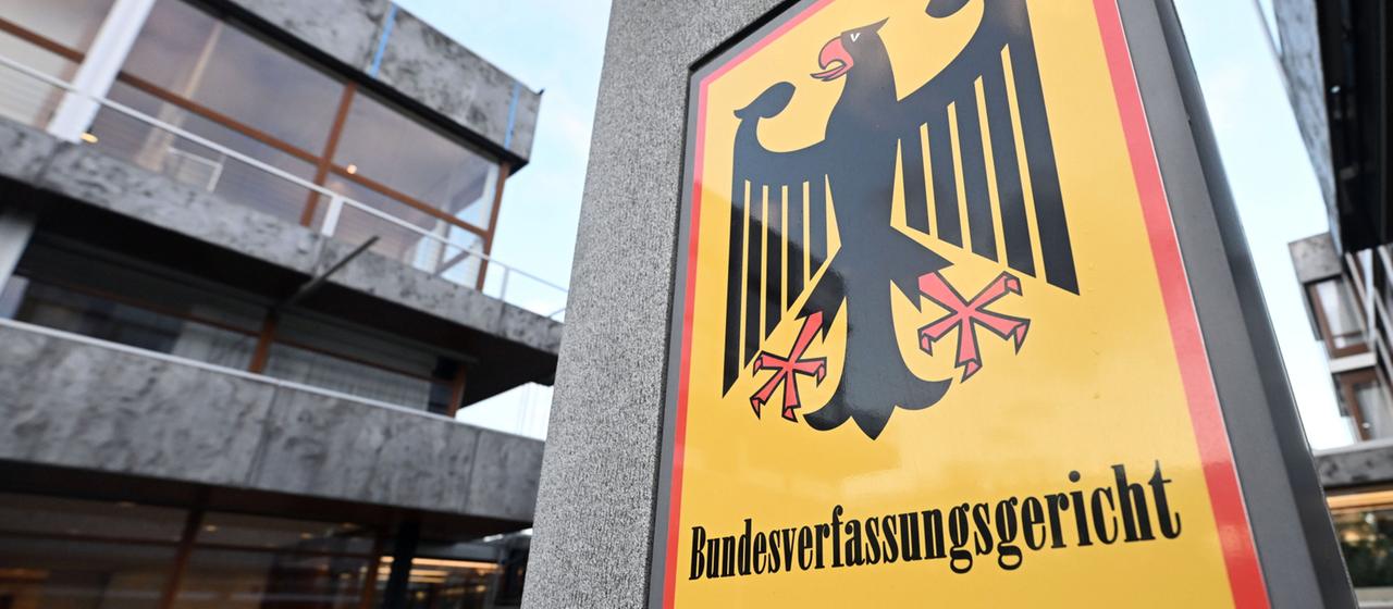 Schild des Bundesverfassungsgericht in Karlsruhe