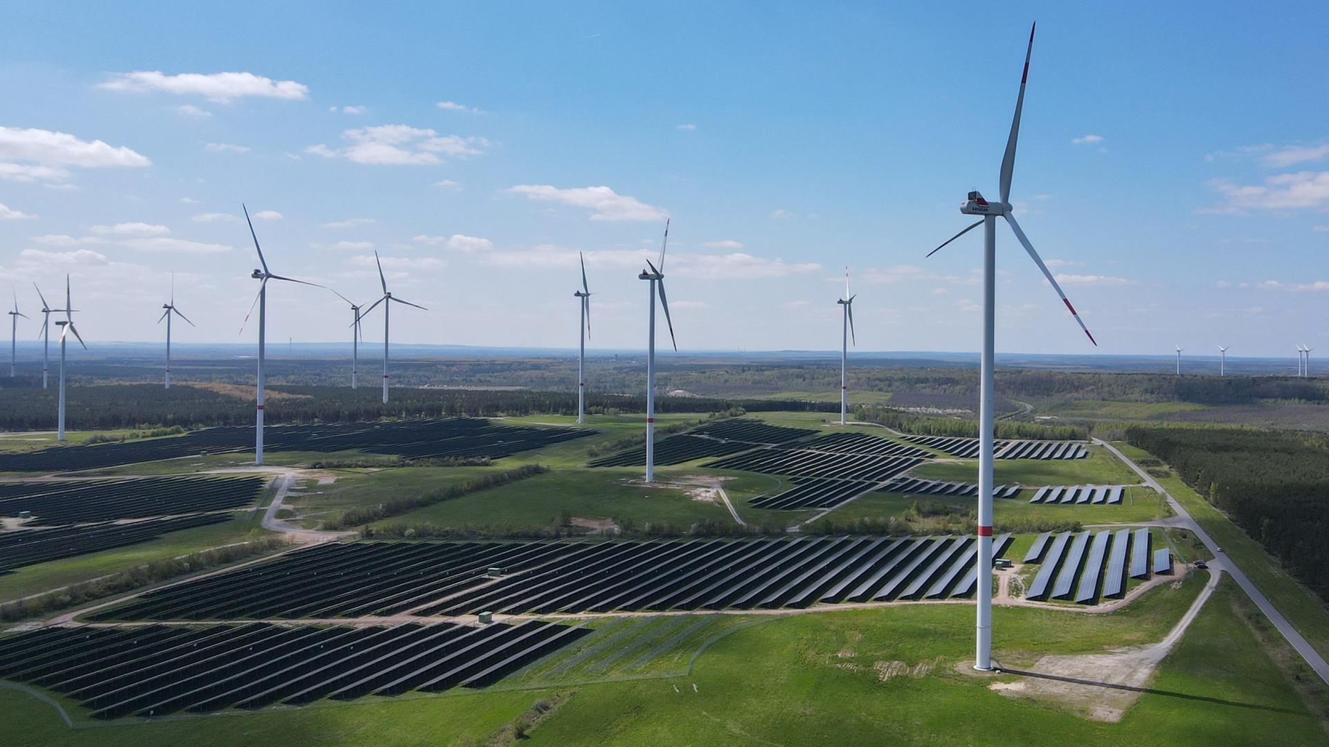 Auf der Hochflche in Klettwitz bei Schipkau (Landkreis Oberspreewald-Lausitz) stehen viele Windenergieanlagen und mehrere Solarparks. | dpa