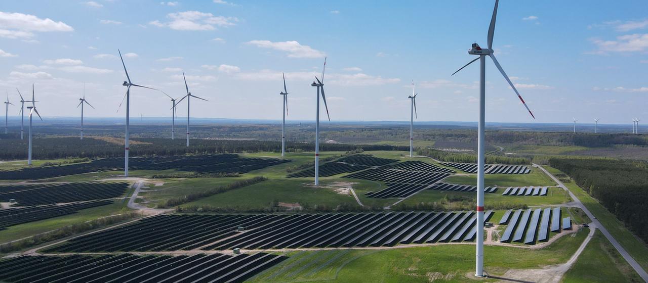 Auf der Hochfläche in Klettwitz bei Schipkau (Landkreis Oberspreewald-Lausitz) stehen viele Windenergieanlagen und mehrere Solarparks.