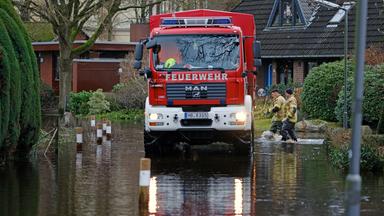 Feuerwehr in einer überfluteten Bremer Straße