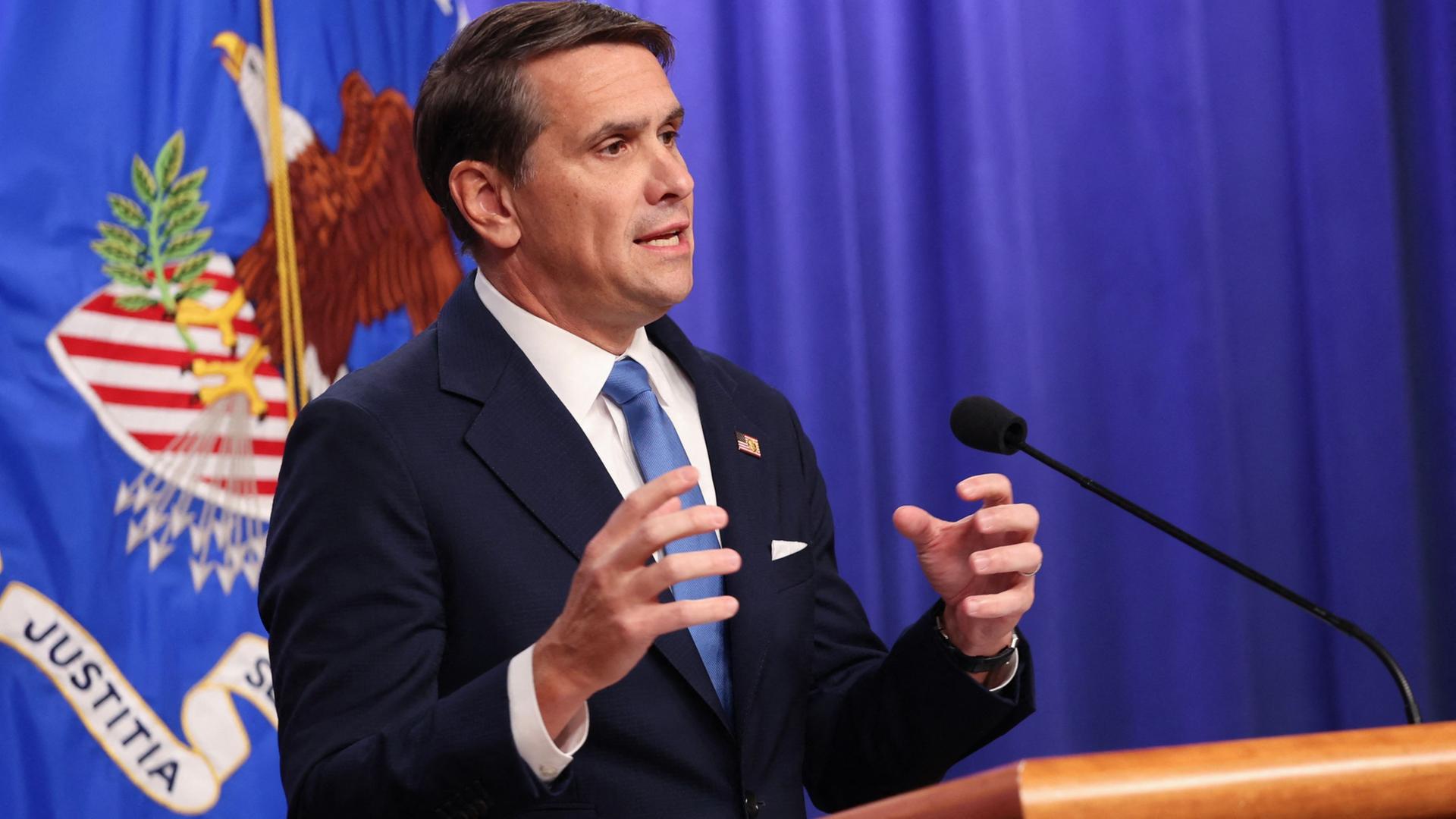 Der stellvertretende Generalstaatsanwalt Todd Blanche spricht auf einer Pressekonferenz, über den aktuellen Stand der Epstein-Akten. Blanche gab bekannt, dass das Ministerium drei Millionen weitere Seiten aus den Ermittlungen gegen den verurteilten Sexualstraftäter Jeffrey Epstein veröffentlicht habe | AFP