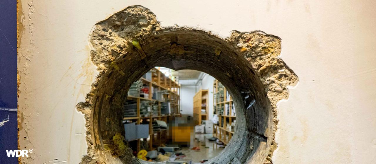 Blick durch ein Loch in der Wand in den Archivraum der Sparkasse Gelsenkirchen.