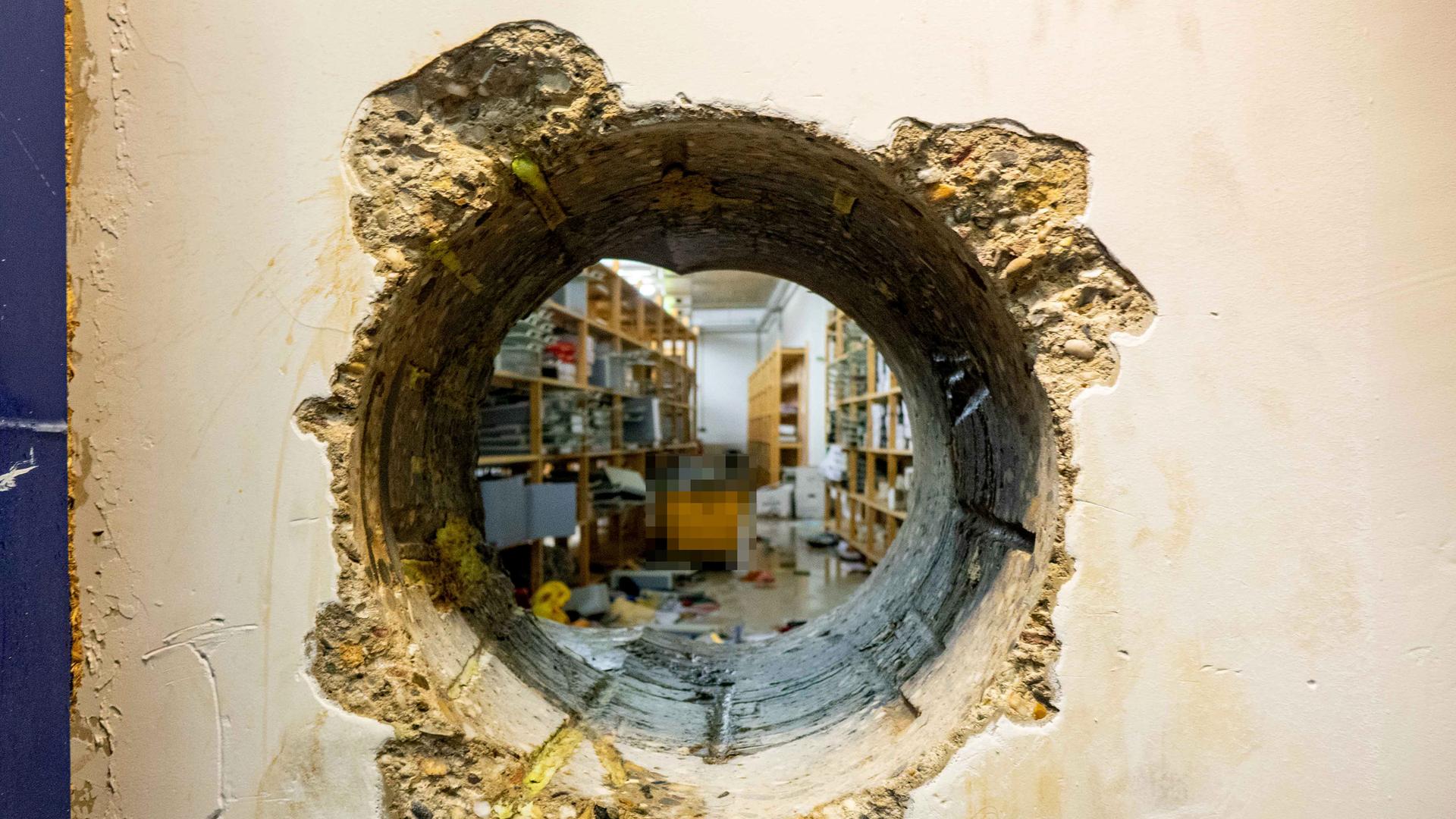 Blick durch ein Loch in der Wand in den Archivraum der Sparkasse Gelsenkirchen. | Polizei Gelsenkirchen/dpa