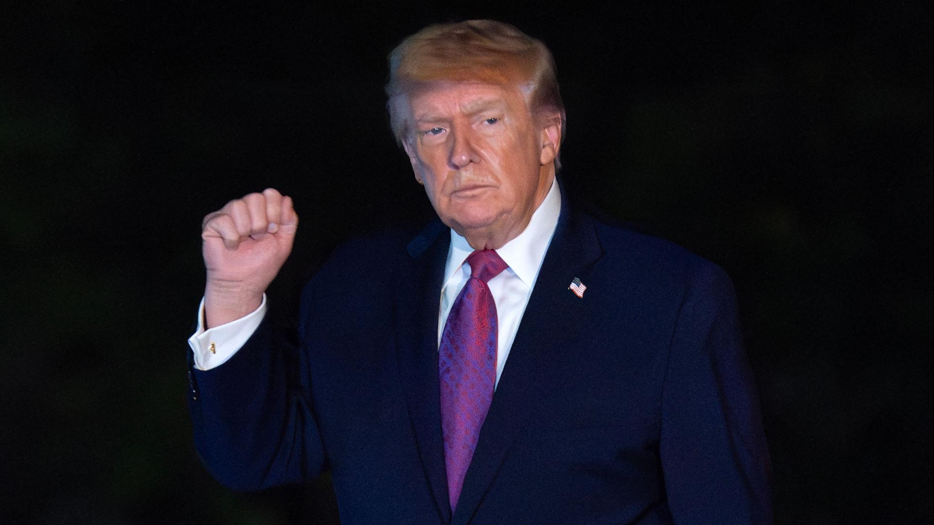 US-Präsident Donald Trump mit zur Faust geballter, erhobener Hand. | AP