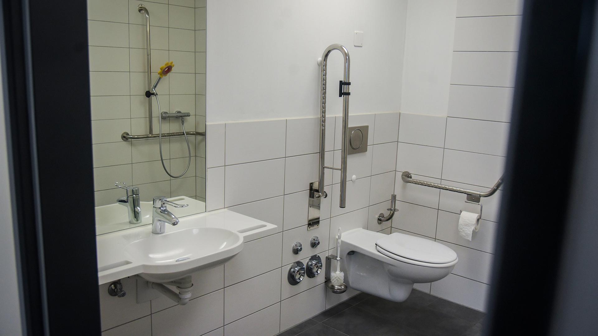 Blick in ein barrierefreies Badezimmer einer Wohnung. | IMAGO/Funke Foto Services