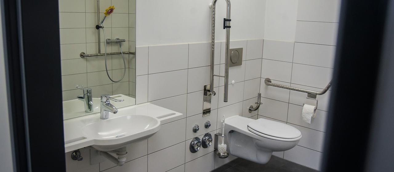 Blick in ein barrierefreies Badezimmer einer Wohnung.