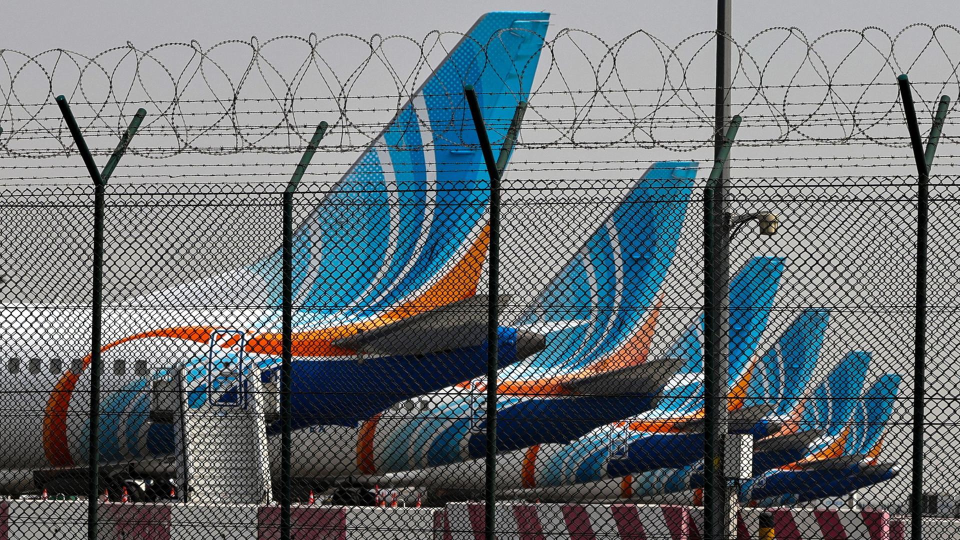 Maschinen der Airline FlyDubai stehen auf dem dortigen Flughafen. | AFP