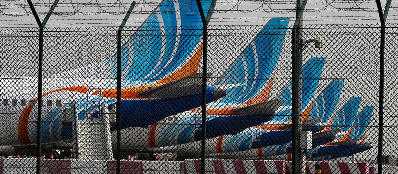Maschinen der Airline FlyDubai stehen auf dem dortigen Flughafen.