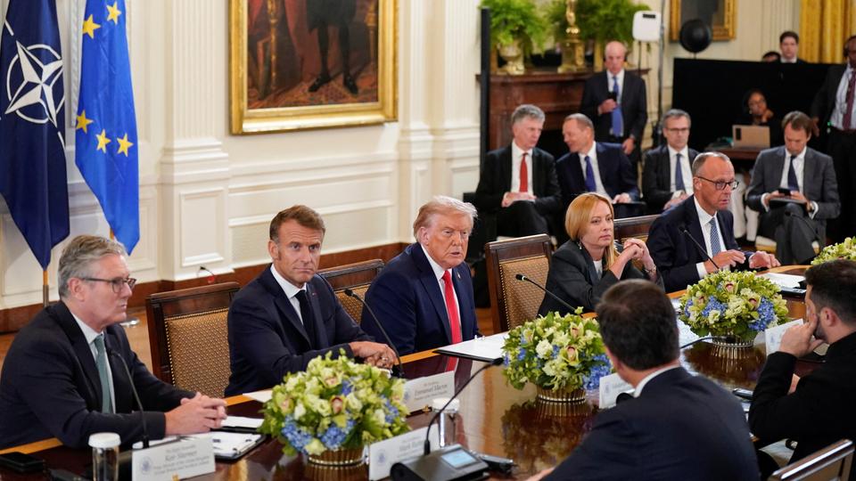Ursula von der Leyen, Keir Starmer, Alexander Stubb, Wolodymyr Selenskyj, Donald Trump, Emmanuel Macron, Giorgia Meloni, Friedrich Merz und Mark Rutte. | REUTERS Ursula von der Leyen, Keir Starmer, Alexander Stubb, Wolodymyr Selenskyj, Donald Trump, Emmanuel Macron, Giorgia Meloni, Friedrich Merz und Mark Rutte.