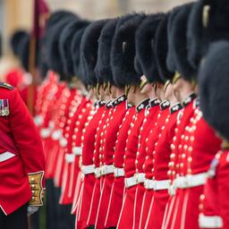 Britische Grenadier Guards nehmen in Windsor Castle Aufstellung.