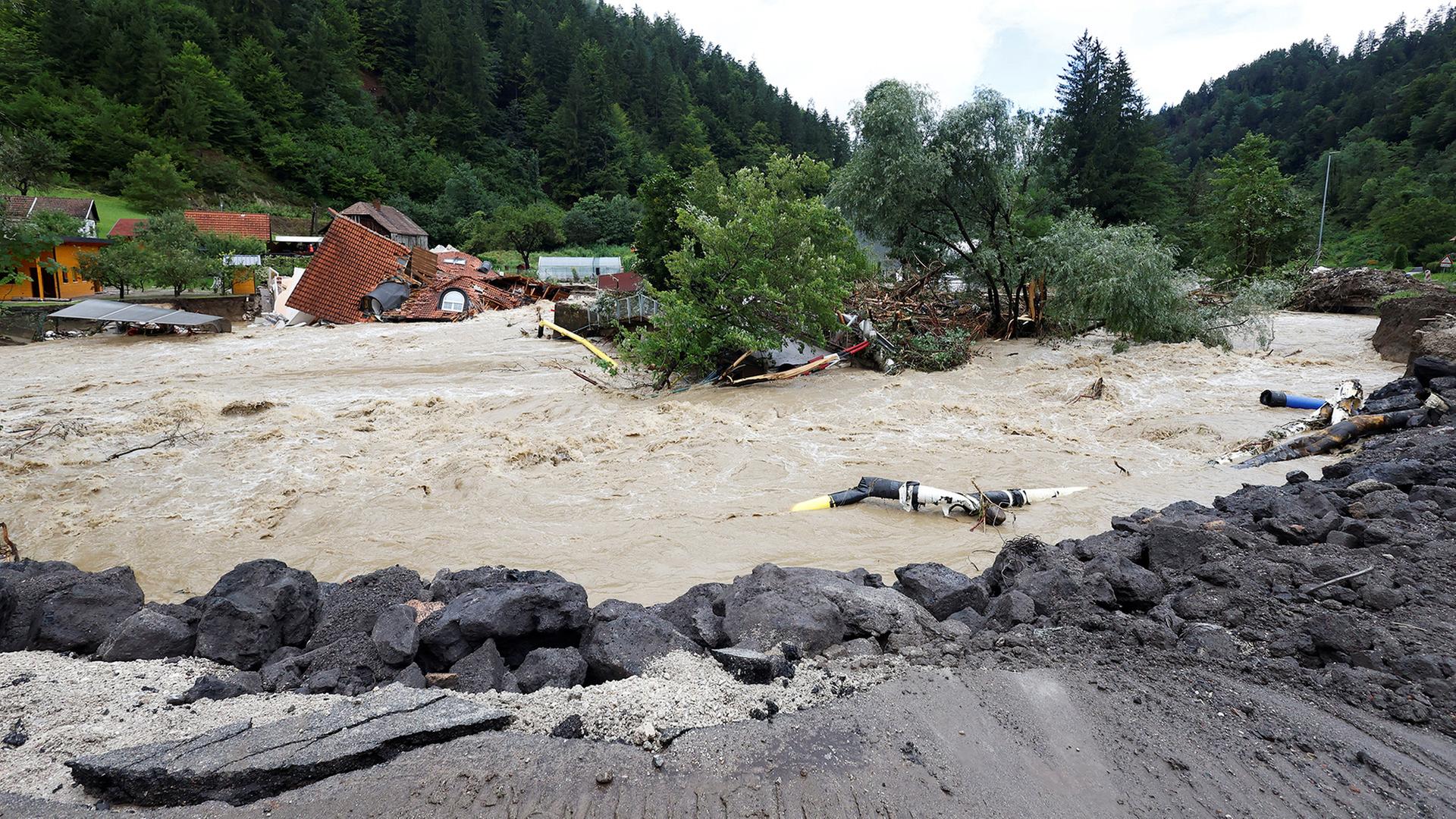 Von der Flut zerstörte Häuser und Straßen