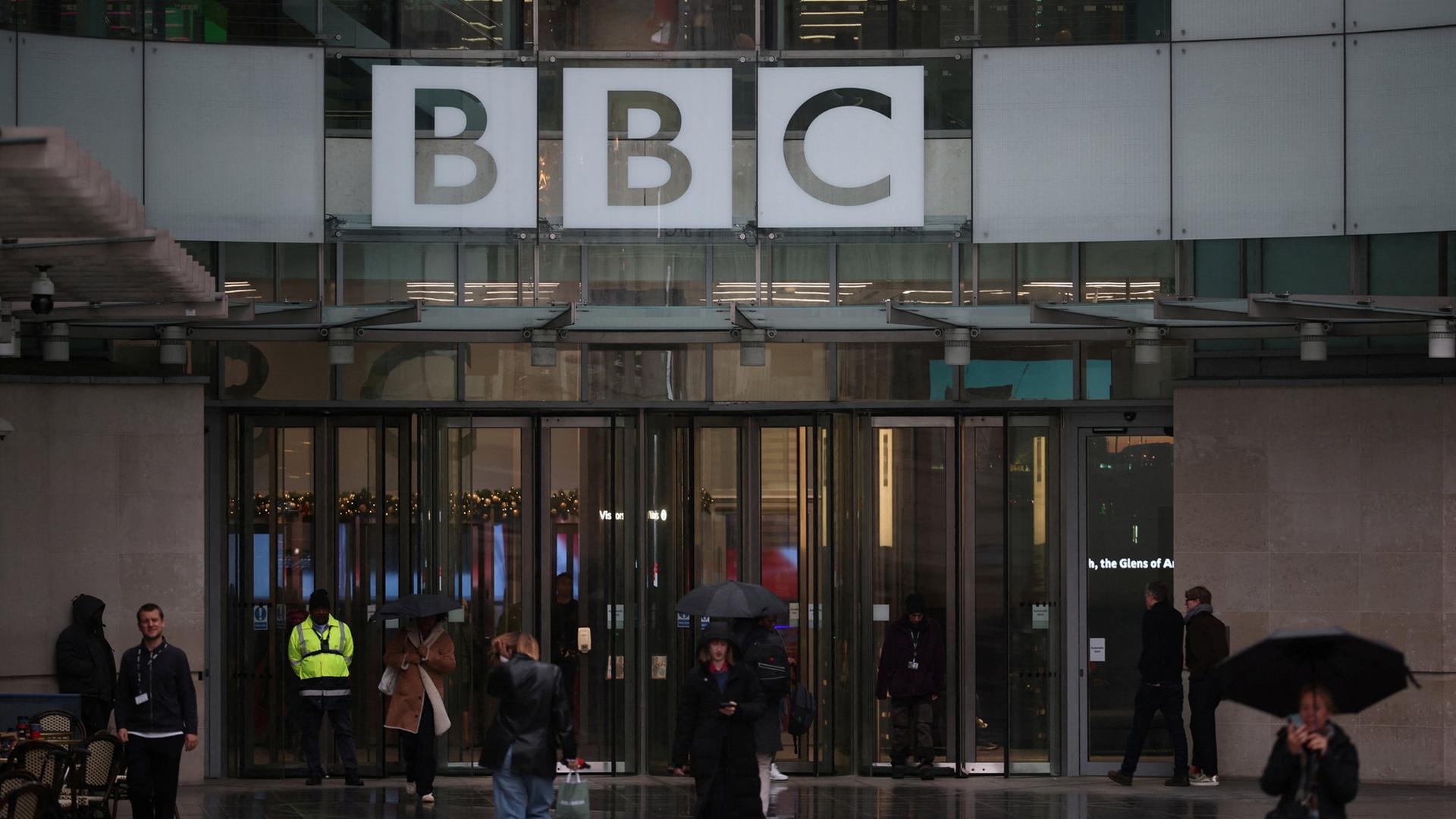 Menschen gehen am BBC Hauptsitz in London vorbei. | REUTERS