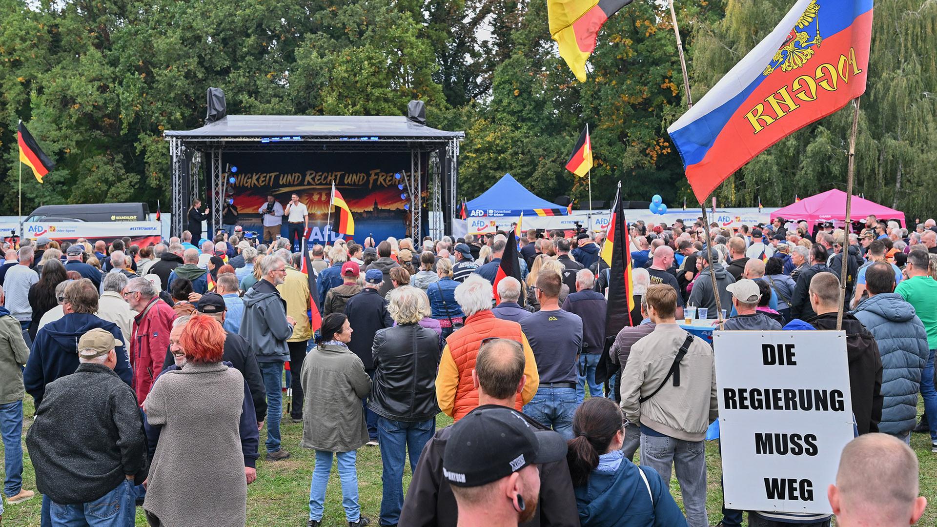 Fürstenwalde/Spree: Menschen nehmen an einer AfD-Veranstaltung zum Tag der Deutschen Einheit teil. (Quelle: dpa/Patrick Pleul) | dpa/Patrick Pleul