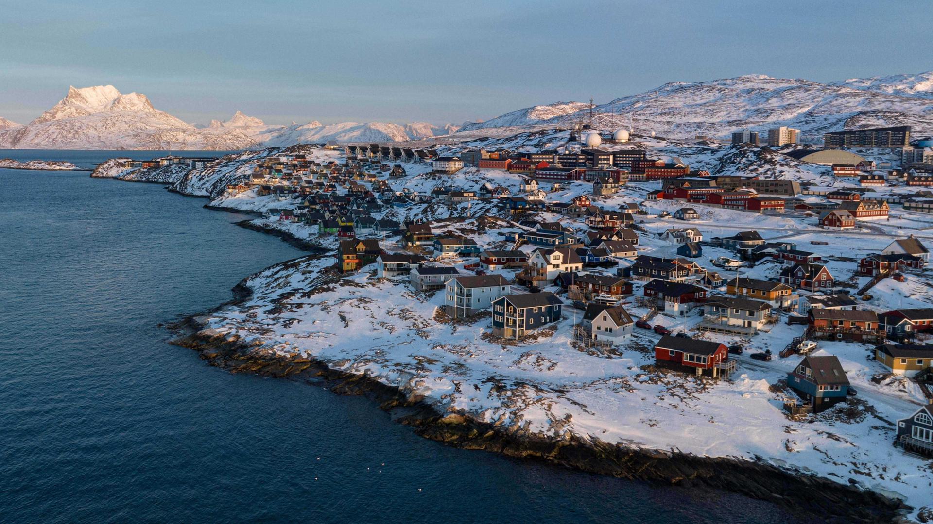 H�user an der K�ste von Nuuk auf Gr�nland | AP