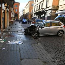 Ein beschädigtes Auto steht auf einem Gehweg vor einem Geschäft