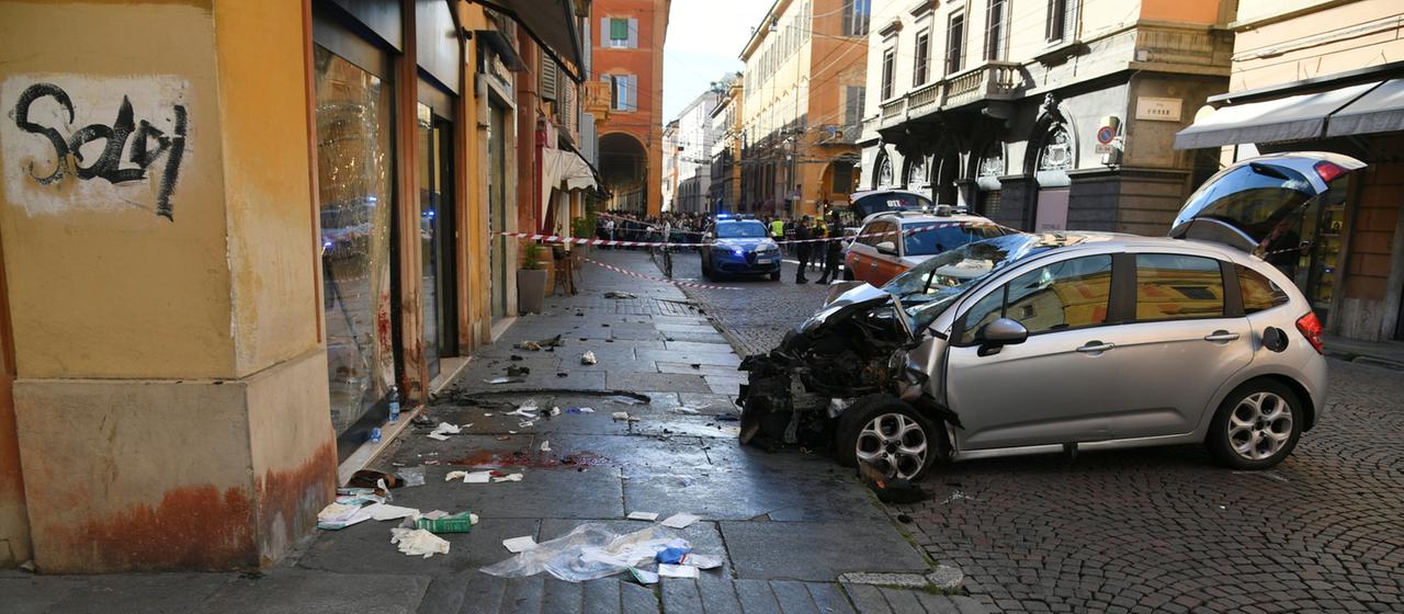 Ein beschädigtes Auto steht auf einem Gehweg vor einem Geschäft