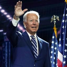 Joe Biden, Präsidentschaftskandidat der Demokraten, winkt während des Parteitages der US-Demokraten