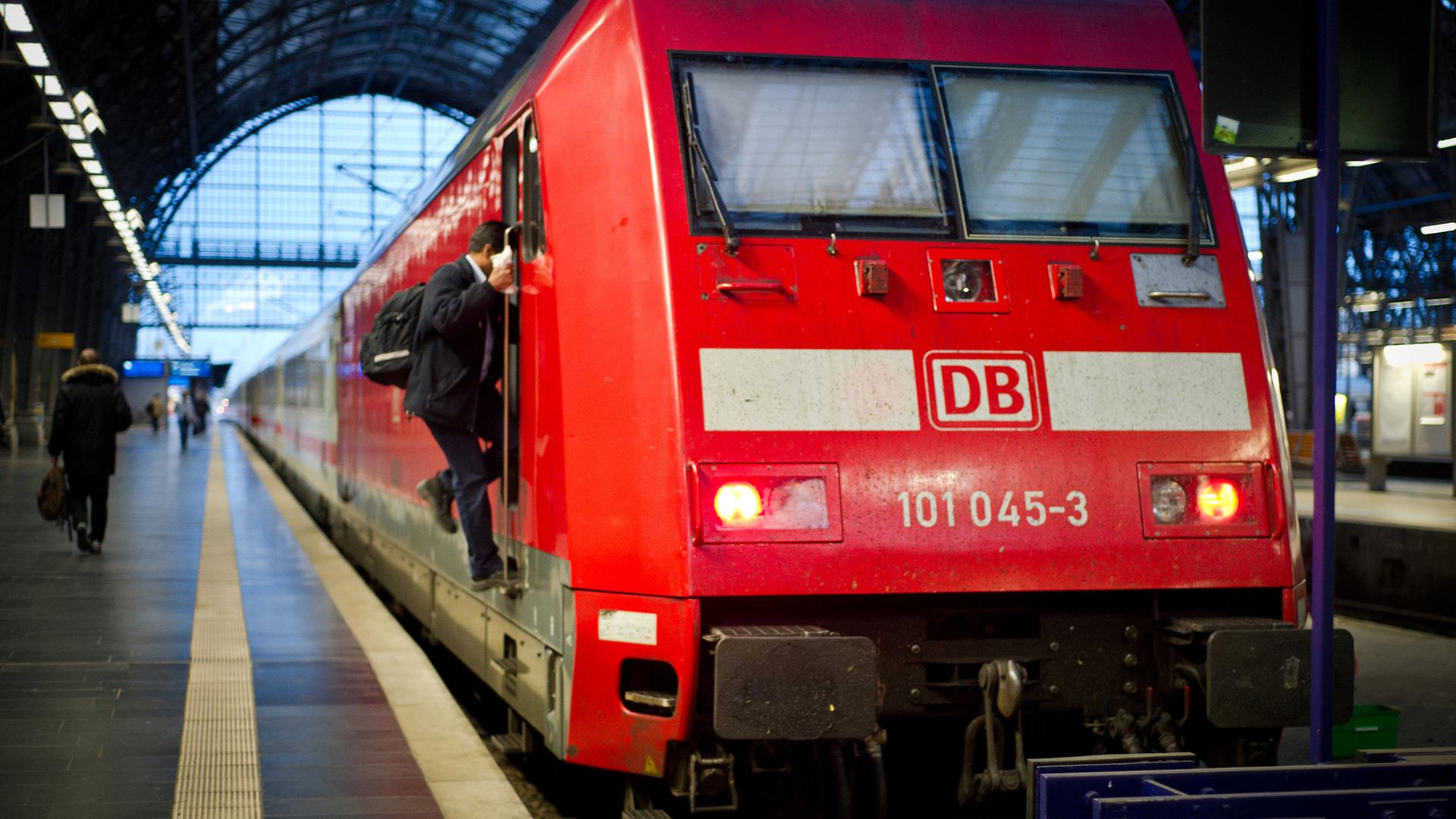 Ein LokfÃ¼hrer besteigt einen Triebwagen. | dpa