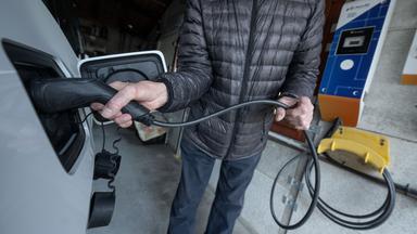 Ein E-Auto wird in der Garage geladen. (Aufnahme vom 23. November 2023)