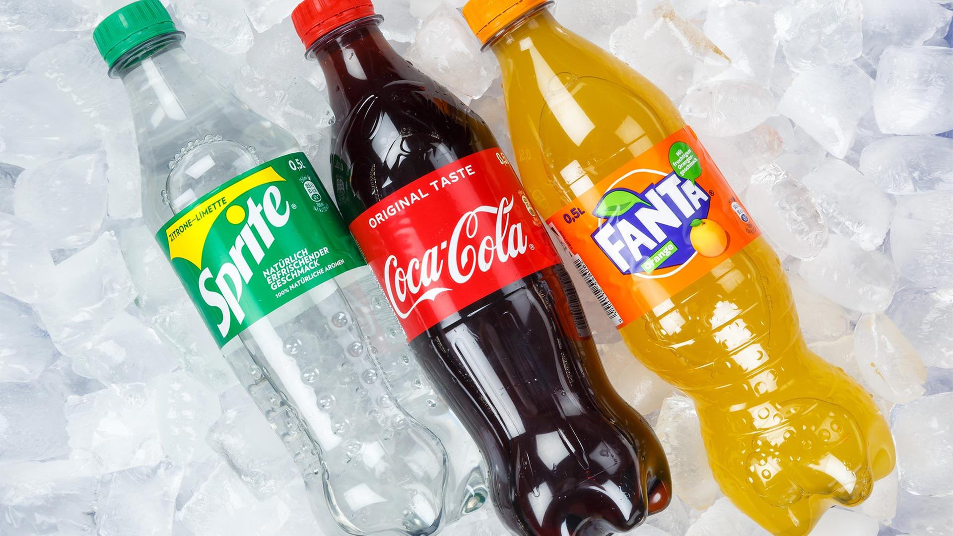 Sprite, Coca Cola und Fanta in kleinen Plastikflaschen. | picture alliance / Markus Mainka