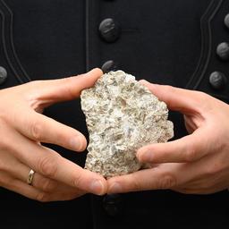 Ein mit Lithium durchsetztes Stück Erz