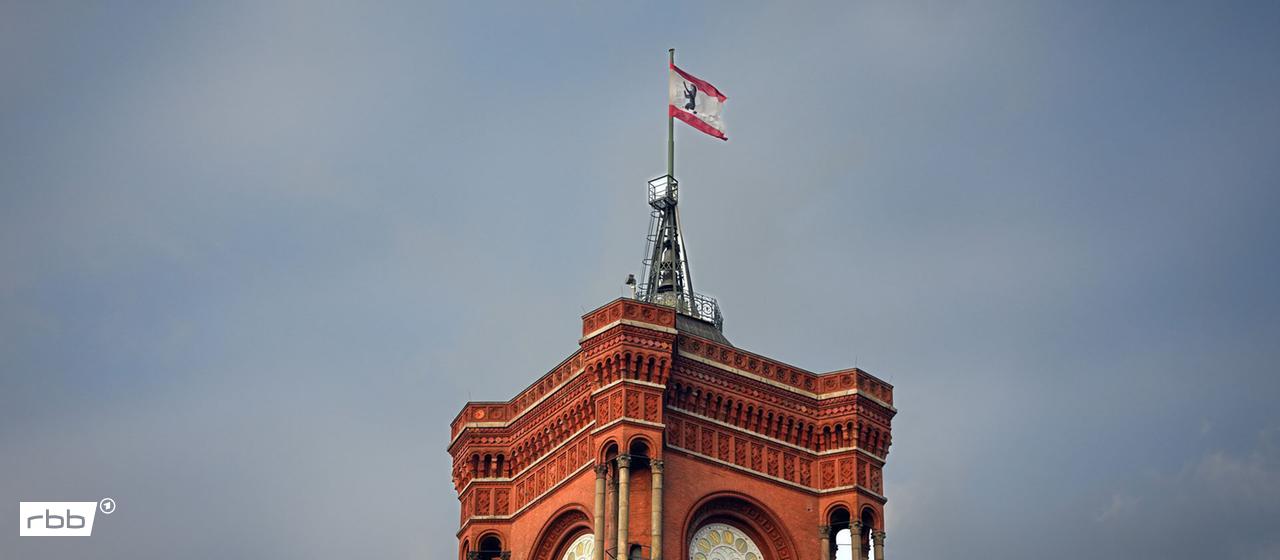 Turm des Roten Rathauses。图片来源：Soeren Stache/dpa