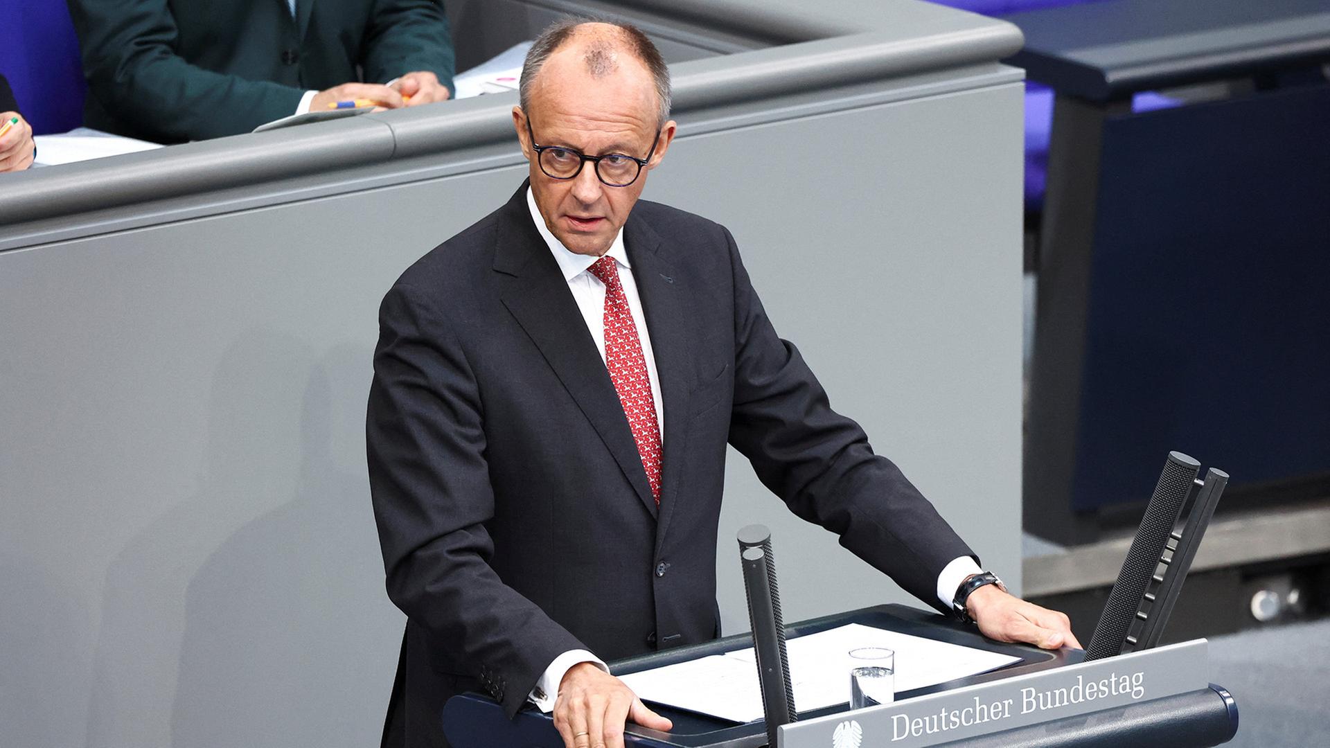 Friedrich Merz spricht im Bundestag. | REUTERS