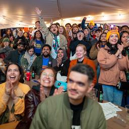Menschen bei einer Wahlparty in der Bohemian Hall. 