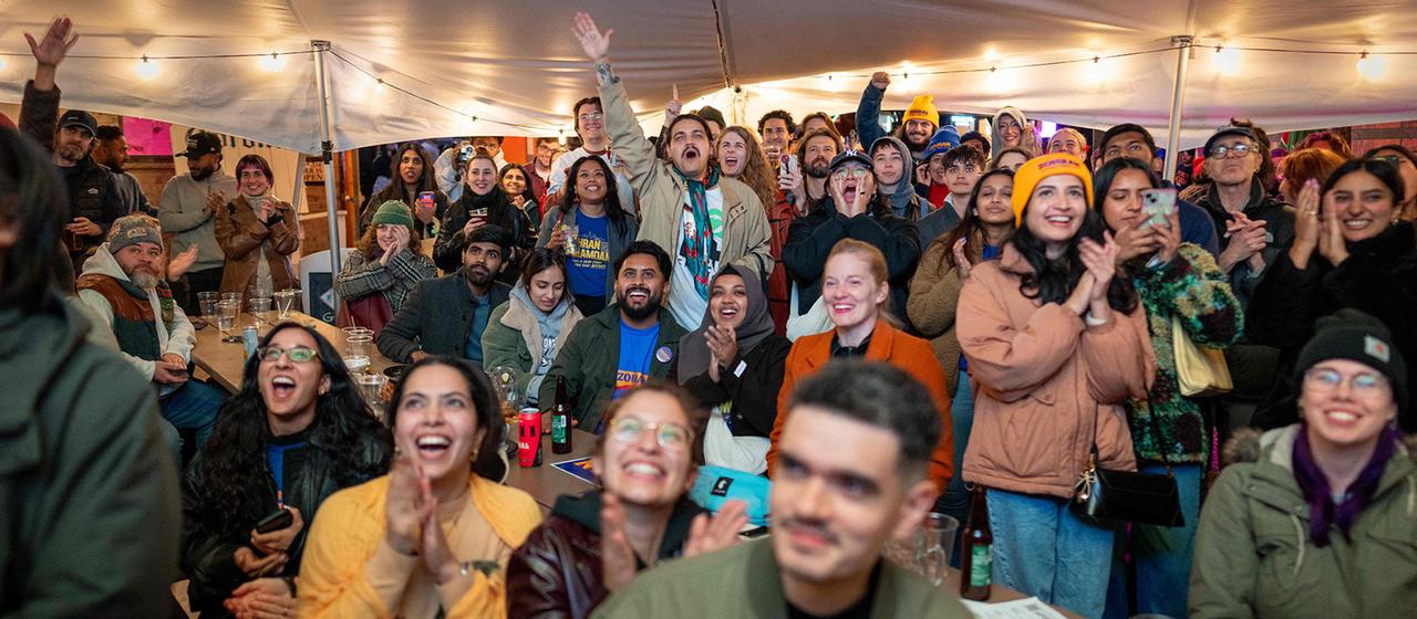 Menschen bei einer Wahlparty in der Bohemian Hall. | Getty Images via AFP Menschen bei einer Wahlparty in der Bohemian Hall.