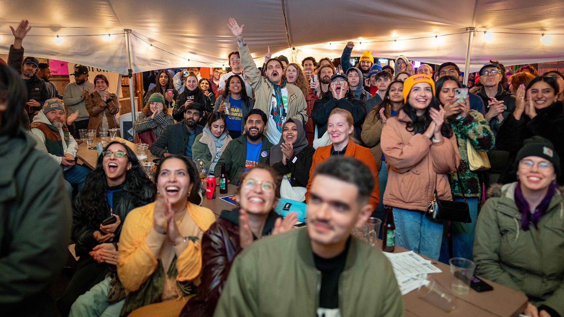 Menschen bei einer Wahlparty in der Bohemian Hall.  | Getty Images via AFP