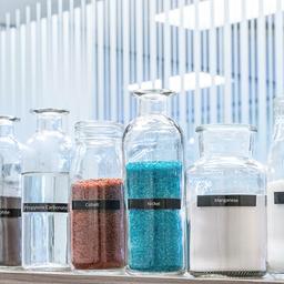 Glasbehälter mit Rohstoffen, die für die Elektroauto-Batterie benötigt werden