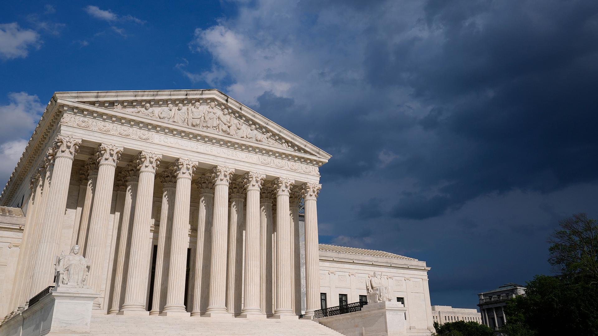 Das Gebäude des Obersten Gerichtshofs der USA in Washington. | Susan Walsh/AP/dpa