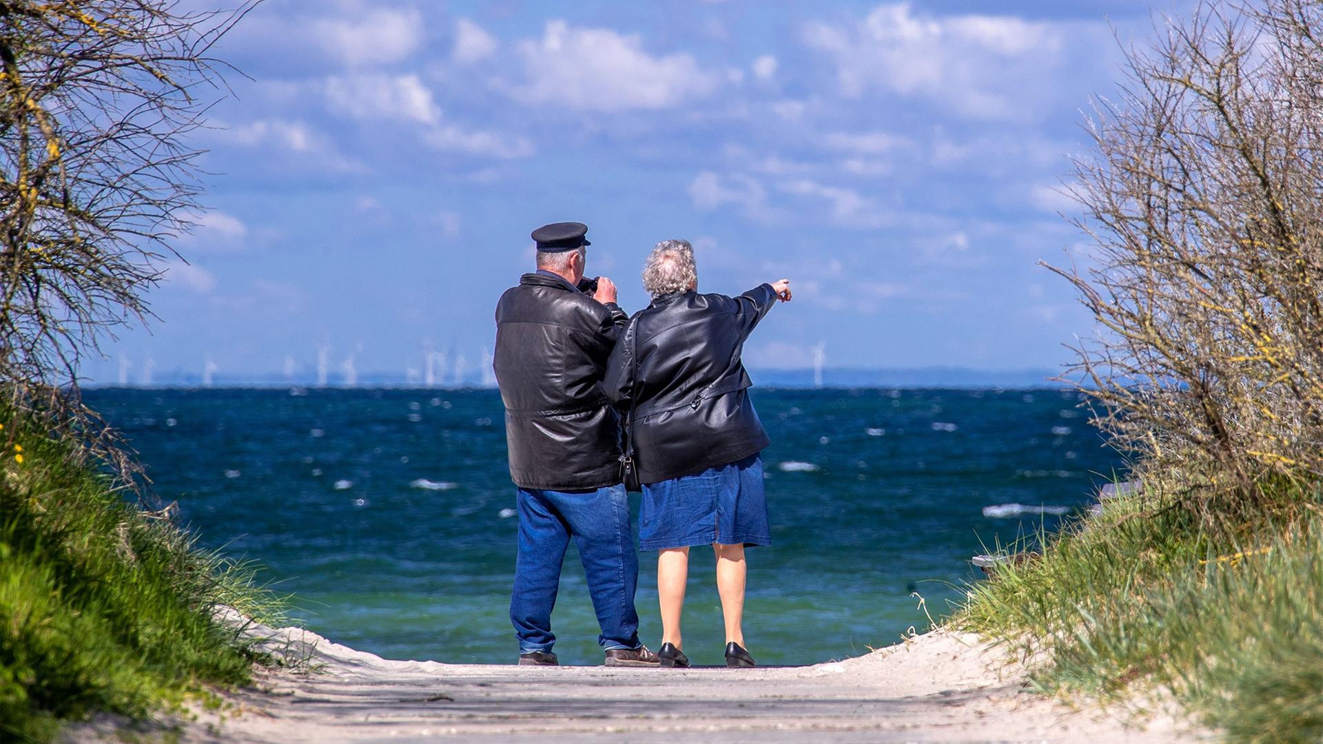Rentner stehen am Strand von Timmendorf auf der Insel Poel. | dpa