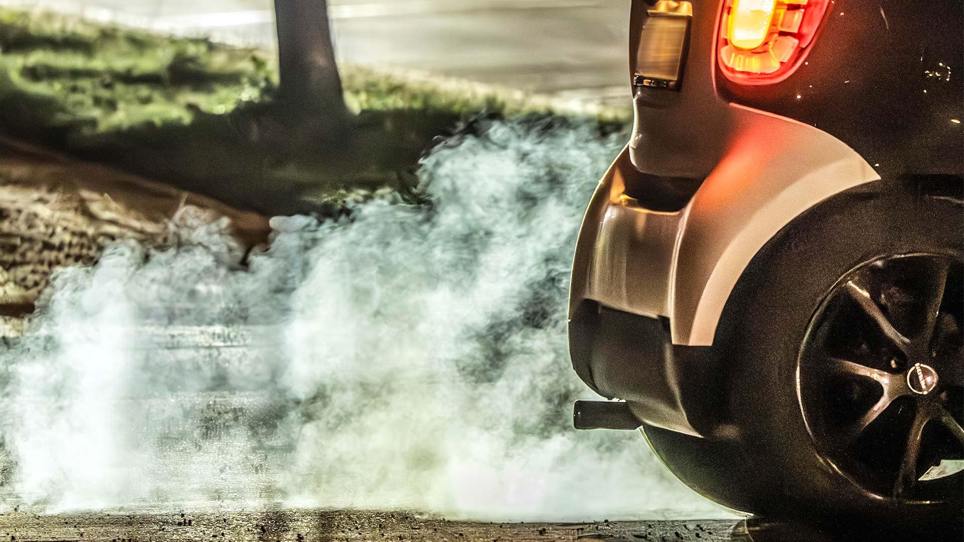 Abgase kommen aus dem Auspuff eines Autos. | picture alliance / Wolfgang Mari