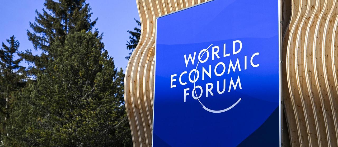 Schriftzug "World Economic Forum" ("Weltwirtschaftsforum") in Davos