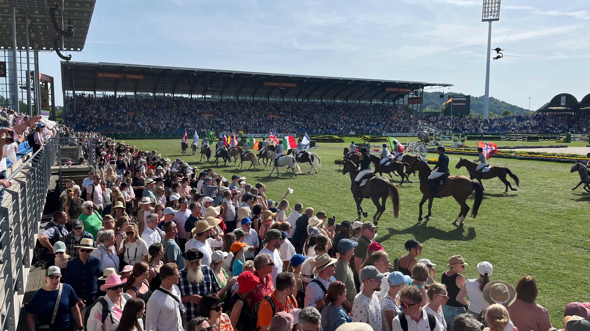 Kurzer, aber heftiger TSCHIO: Über 100.000 Menschen feiern Pferdesport in Aachen