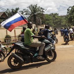 Anhänger von Ibrahim Traore schwenken bei einer Parade in den Straßen von Ouagadougou, Burkina Faso, eine russische Flagge.