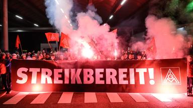 Beschäftigte von Volkswagen bekunden vor dem Werk in Zwickau zum Ende der Friedenspflicht ihre Streikbereitschaft. 